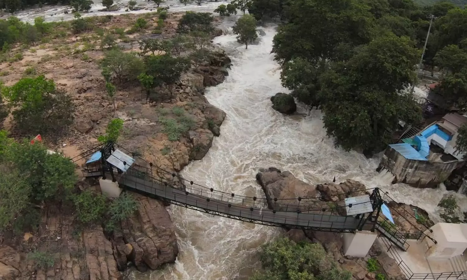 ஒகேனக்கல் காவிரி ஆற்றில் 2-வது நாளாக வெள்ளப்பெருக்கு