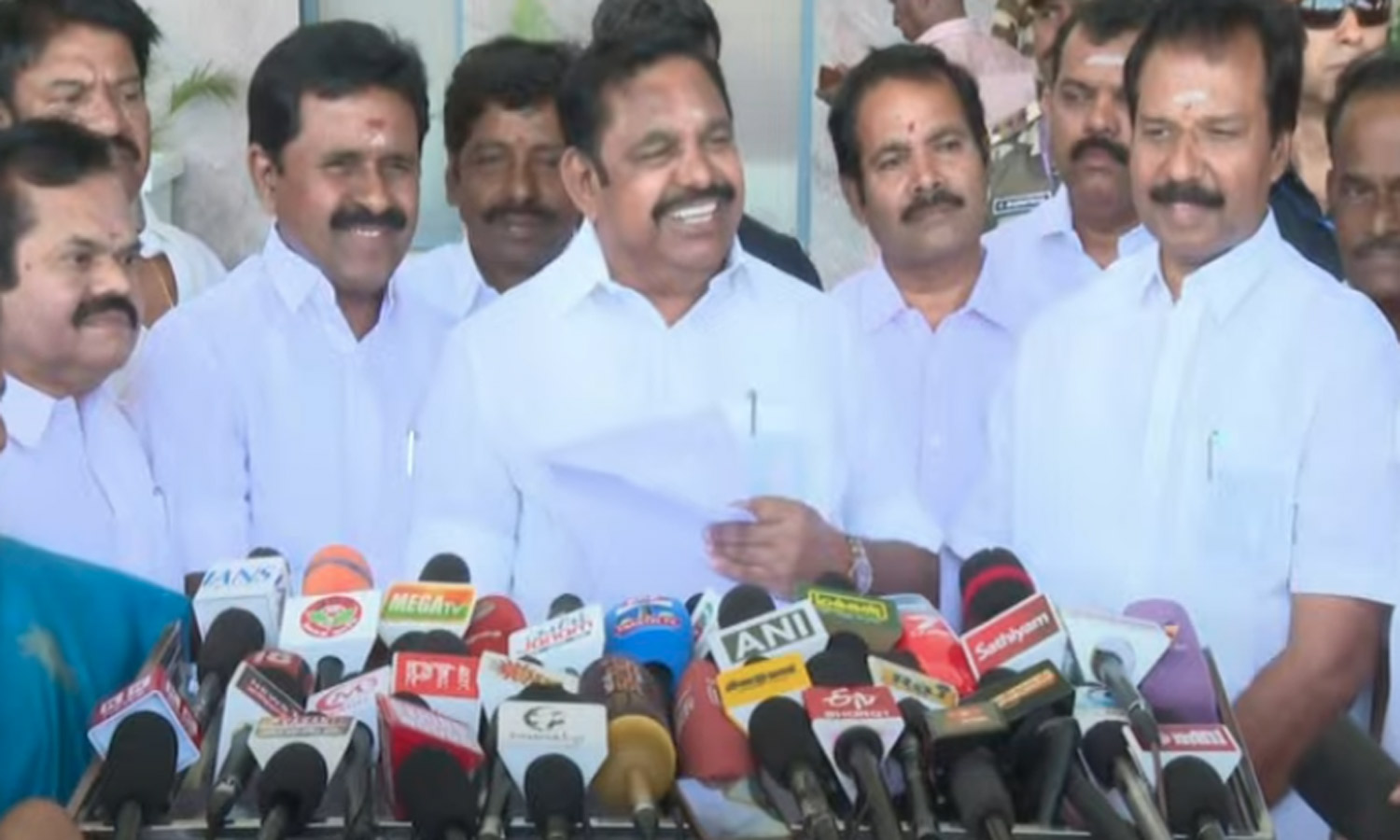 எங்கள் கூட்டணியில் பா.ஜ.க. உள்ளது, பா.ஜ.க. கூட்டணியில் பல கட்சிகள் உள்ளன - இ.பி.எஸ்.