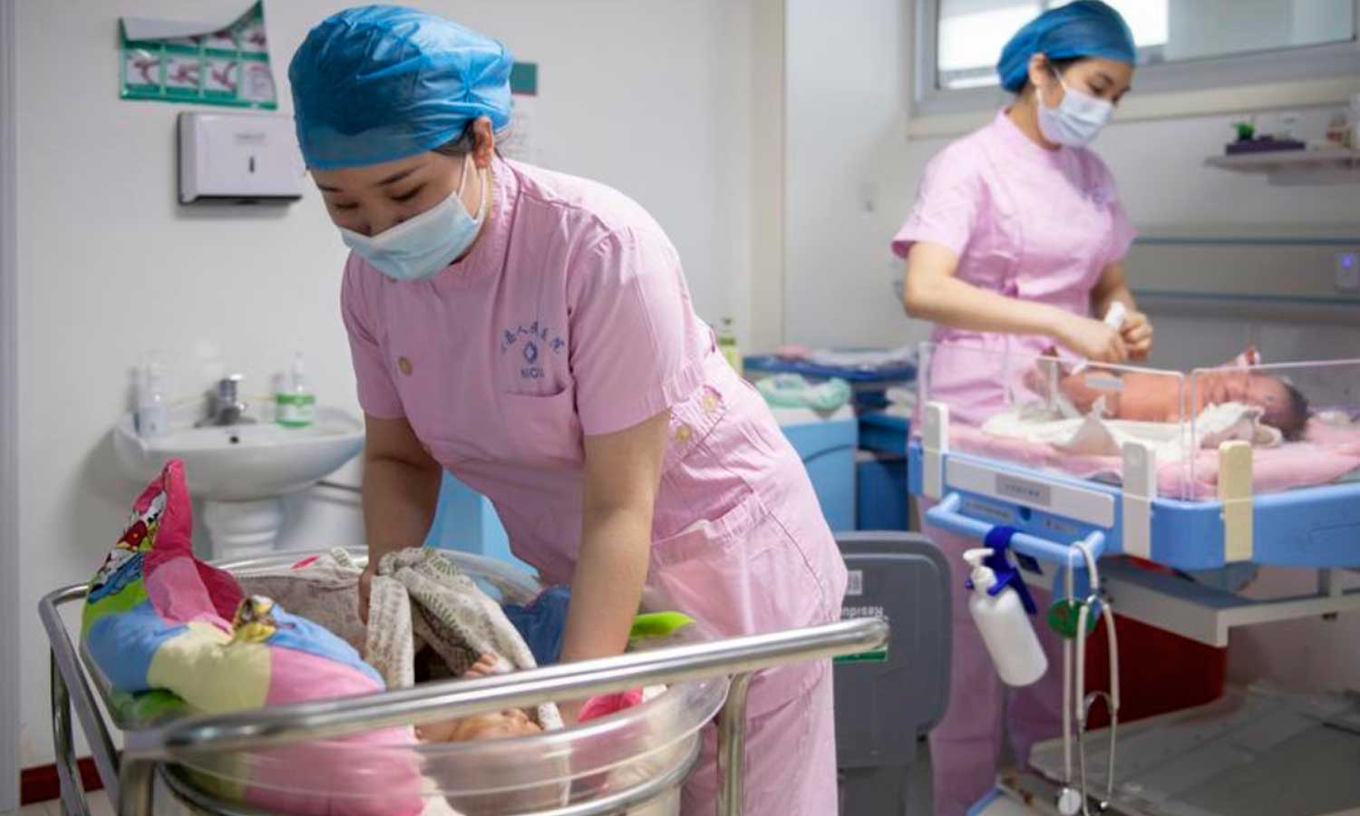 குழந்தை பிறப்பு விகிதத்தை அதிகரிக்க ரூ.1.30 லட்சம் நிதி உதவி - சீன அரசு அறிவிப்பு