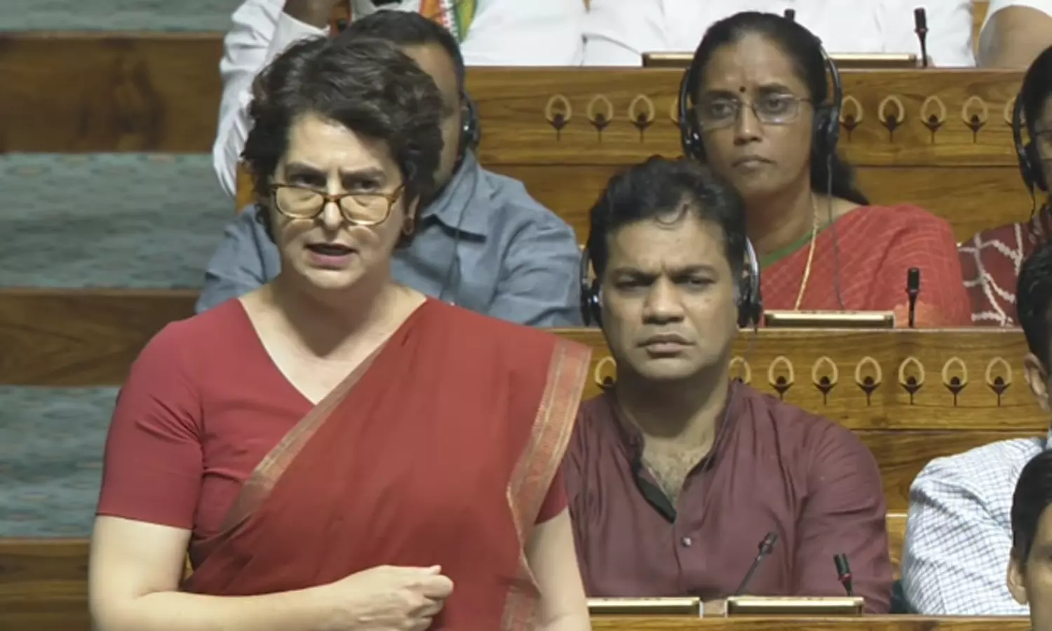 மக்களை பாதுகாப்பது பிரதமர், உள்துறை அமைச்சரின் பொறுப்பல்லவா?- பிரியங்கா காந்தி கேள்வி மக்களை பாதுகாப்பது பிரதமர், உள்துறை அமைச்சரின் பொறுப்பல்லவா?- பிரியங்கா காந்தி கேள்வி