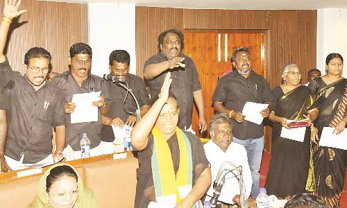 வரி மோசடி முறைகேடு: மதுரை மேயர் இந்திராணி பதவி விலக கோரி அ.தி.மு.க. போர்க்கொடி