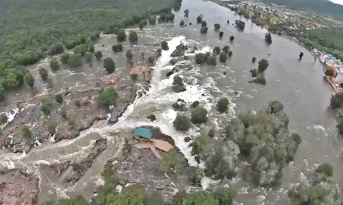 காவிரி ஆற்றில் வெள்ளப்பெருக்கு: ஒகேனக்கல்லுக்கு நீர்வரத்து வினாடிக்கு 88 ஆயிரம் கனஅடியாக குறைந்தது