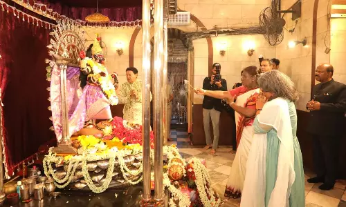 தட்சிணேஸ்வர் காளி கோவிலில் சாமி தரிசனம் செய்த ஜனாதிபதி