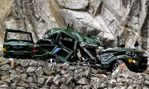 லடாக்கில் ராணுவ வாகனம் மீது பாறை விழுந்து விபத்து - 2 வீரர்கள் உயிரிழப்பு