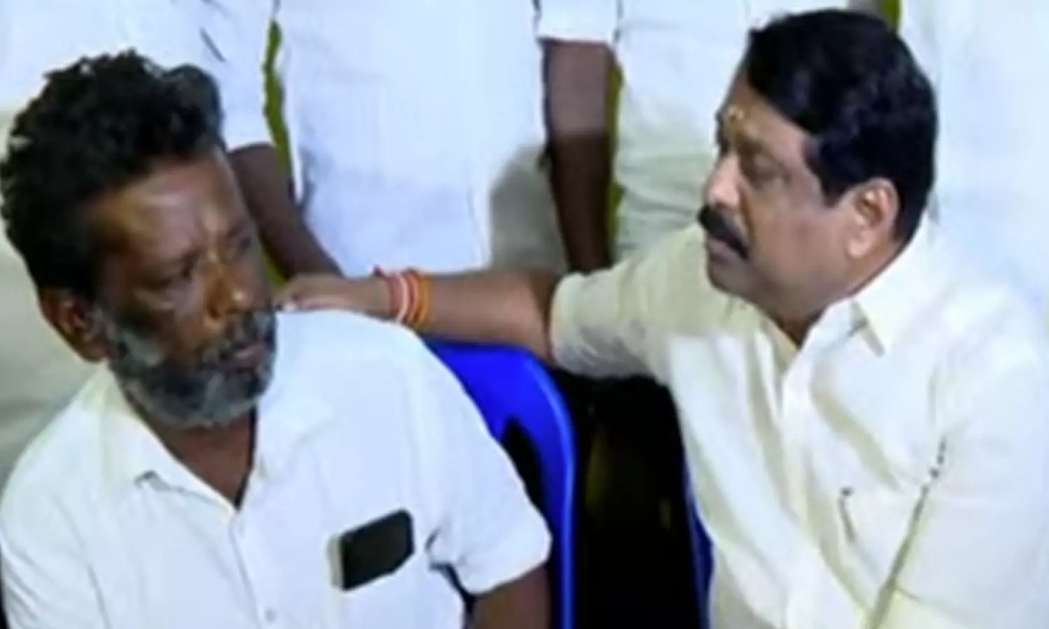 ஆணவ படுகொலை செய்யப்பட்ட கவின் குடும்பத்தினருக்கு நயினார் நாகேந்திரன் நேரில் ஆறுதல் ஆணவ படுகொலை செய்யப்பட்ட கவின் குடும்பத்தினருக்கு நயினார் நாகேந்திரன் நேரில் ஆறுதல்