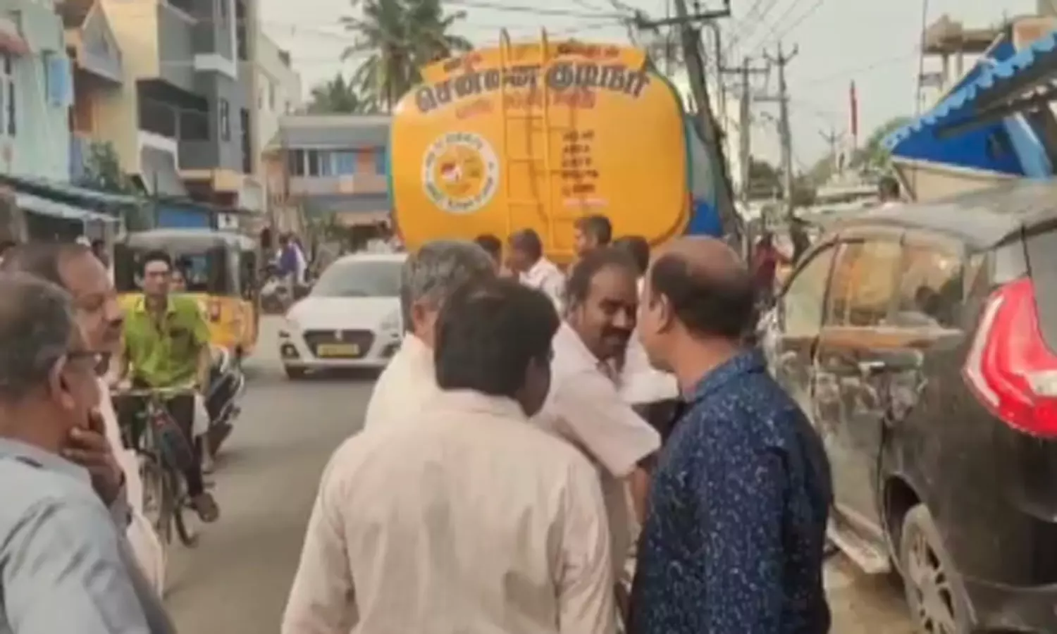 பூந்தமல்லி அருகே தண்ணீர் லாரி மோதி விபத்து- 2 பேர் பலி பூந்தமல்லி அருகே தண்ணீர் லாரி மோதி விபத்து- 2 பேர் பலி