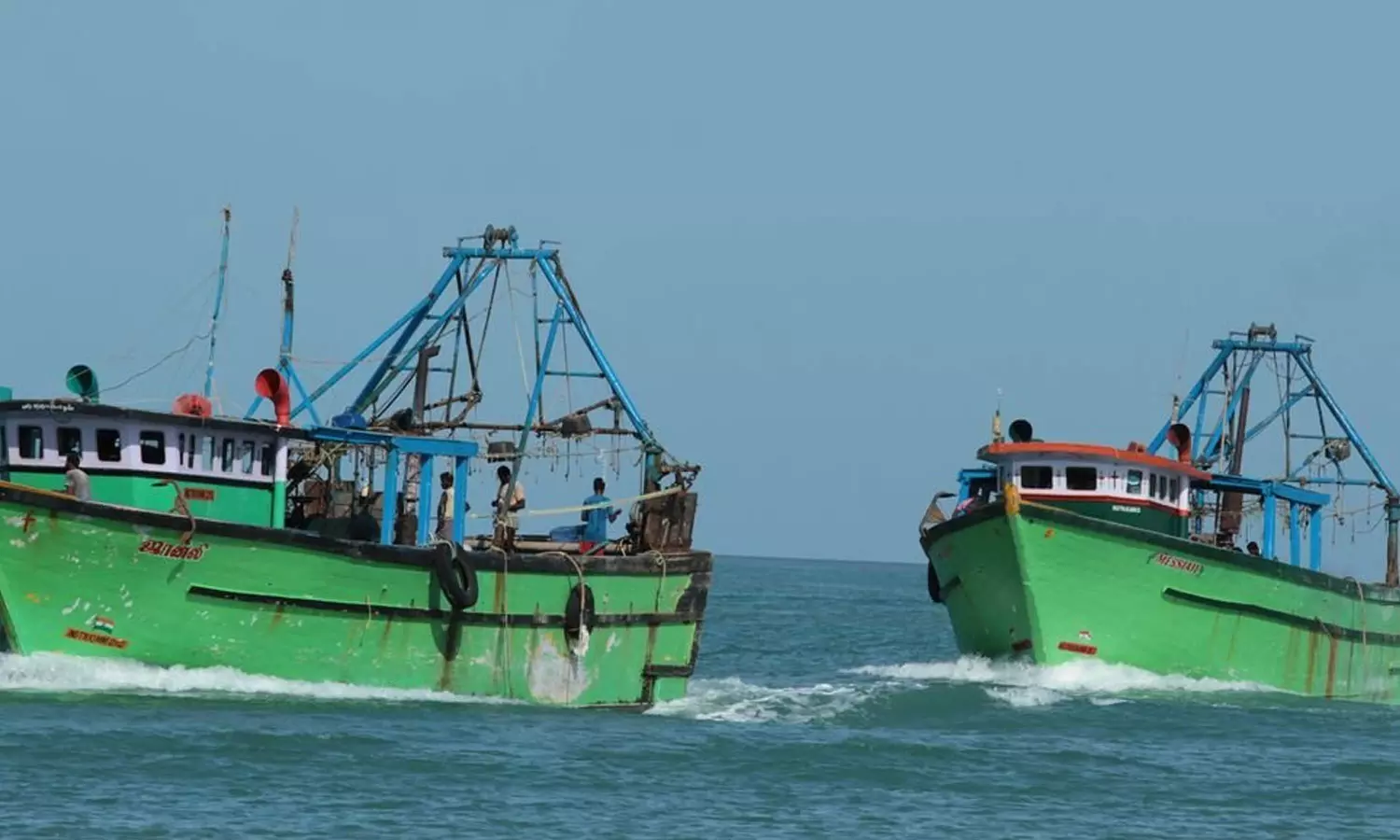 ராமேஸ்வரம் மீனவர்கள் 9 பேரை கைது செய்த இலங்கை கடற்படை ராமேஸ்வரம் மீனவர்கள் 9 பேரை கைது செய்த இலங்கை கடற்படை