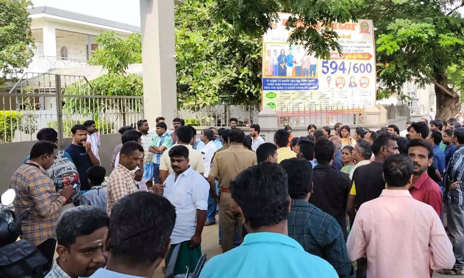 கழிவறைக்கு சென்ற 6 வயது சிறுமிக்கு பாலியல் தொல்லை- பள்ளியை முற்றுகையிட்ட பெற்றோர்கள் கழிவறைக்கு சென்ற 6 வயது சிறுமிக்கு பாலியல் தொல்லை- பள்ளியை முற்றுகையிட்ட பெற்றோர்கள்