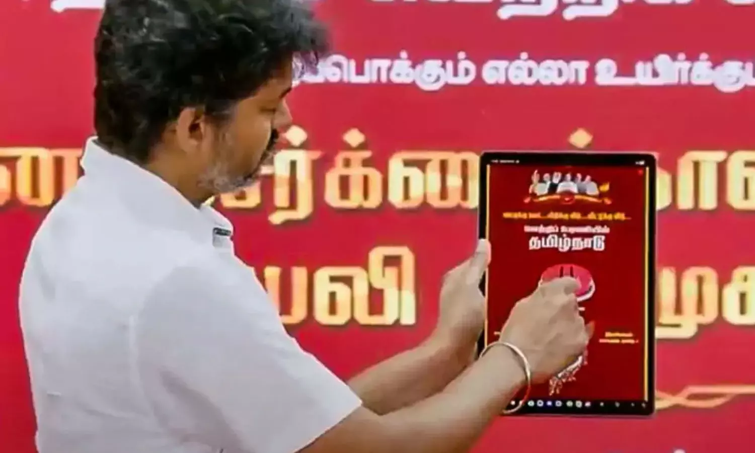 மை டி.வி.கே. செயலி வழியாக 3 லட்சம் பேர் த.வெ.க.வில் இணைந்தனர் மை டி.வி.கே. செயலி வழியாக 3 லட்சம் பேர் த.வெ.க.வில் இணைந்தனர்