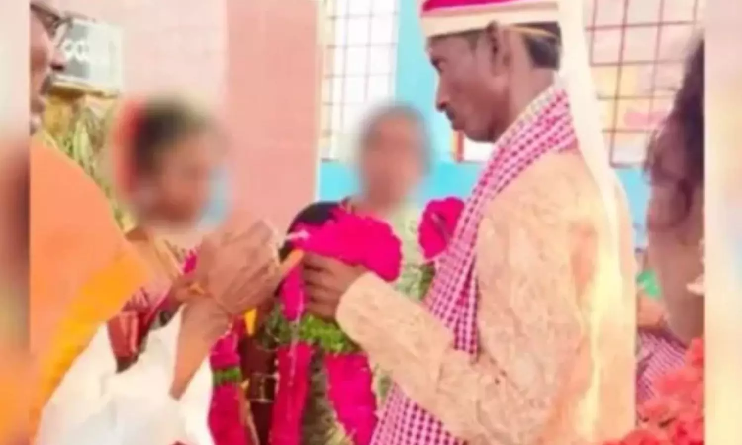 8-ஆம் வகுப்பு மாணவியை திருமணம் செய்த 40 வயது பள்ளி ஆசிரியர் - தெலுங்கானாவில் ஷாக் 8-ஆம் வகுப்பு மாணவியை திருமணம் செய்த 40 வயது பள்ளி ஆசிரியர் - தெலுங்கானாவில் ஷாக்