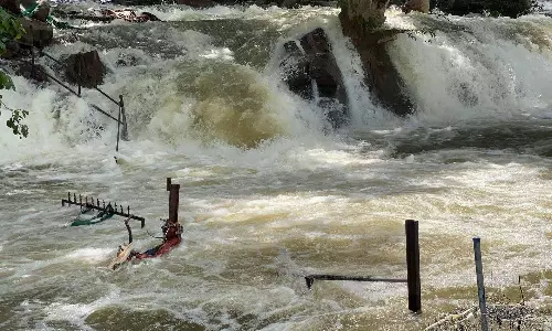ஒகேனக்கல்லுக்கு நீர்வரத்து வினாடிக்கு 43 ஆயிரம் கன அடியாக நீடிக்கிறது