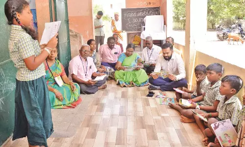 புத்தக திருவிழா விழிப்புணர்வு நிகழ்ச்சி: பள்ளி மாணவர்களுடன் அமர்ந்து புத்தகம் படித்து மகிழ்ந்த கலெக்டர்