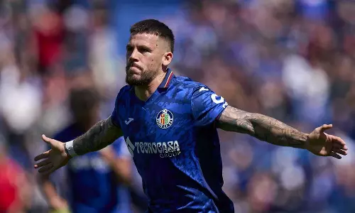 பார்சிலோனா முன்னாள் வீரரின் பிறப்புறுப்பை கடித்துக் குதறிய நாய்..!