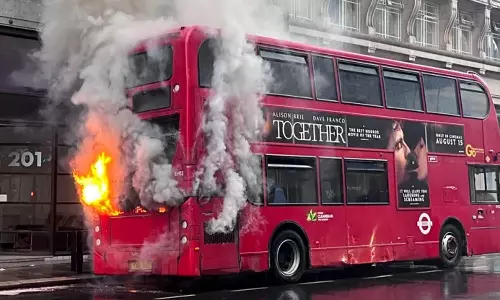 சாலையில் சென்றபோது தீப்பிடித்து எரிந்த பஸ்: அதிர்ஷ்டவசமாக உயிர் தப்பிய பயணிகள்