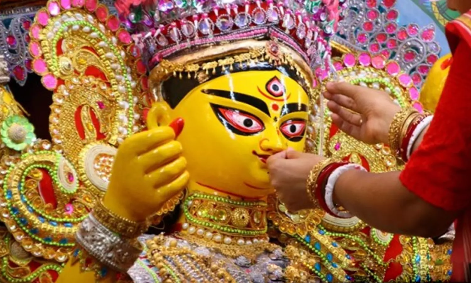 மேற்கு வங்காளத்தில் துர்க்கை பூஜைக்கு ரூ.400 கோடி செலவு மேற்கு வங்காளத்தில் துர்க்கை பூஜைக்கு ரூ.400 கோடி செலவு