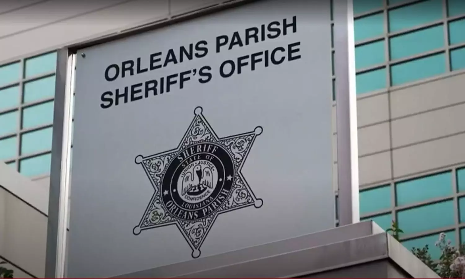 பெயர் குழப்பத்தால் கைதி மாற்றி விடுதலை: அமெரிக்க சிறை அதிகாரிகள் பணிநீக்கம் பெயர் குழப்பத்தால் கைதி மாற்றி விடுதலை: அமெரிக்க சிறை அதிகாரிகள் பணிநீக்கம்