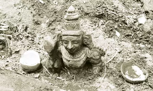 மலை மீது திடீரென தோன்றிய முருகர் சிலை... அடுத்து நடந்த டுவிஸ்ட்