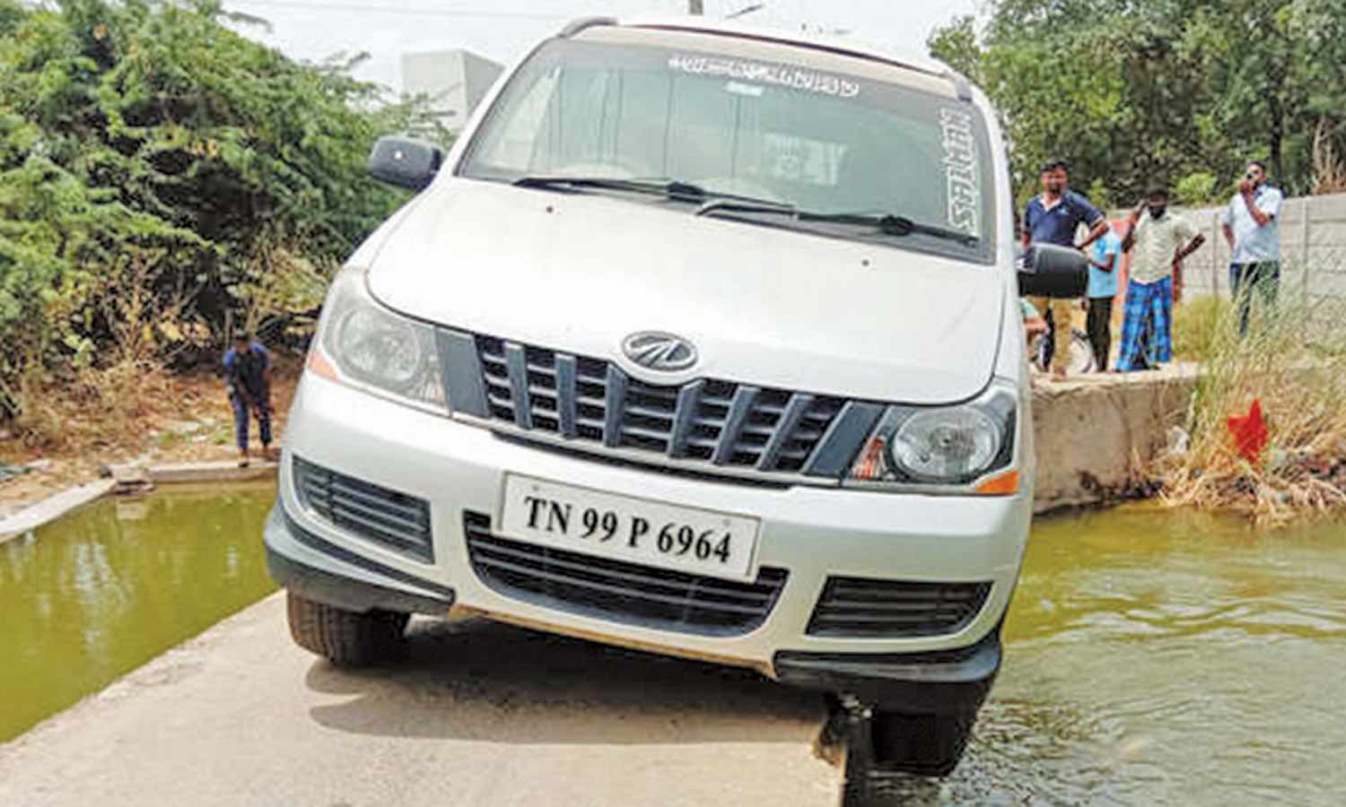 கூகுள் மேப் பார்த்து ஓட்டிய கார்- குறுகிய நடைபாலத்தில் சிக்கியது