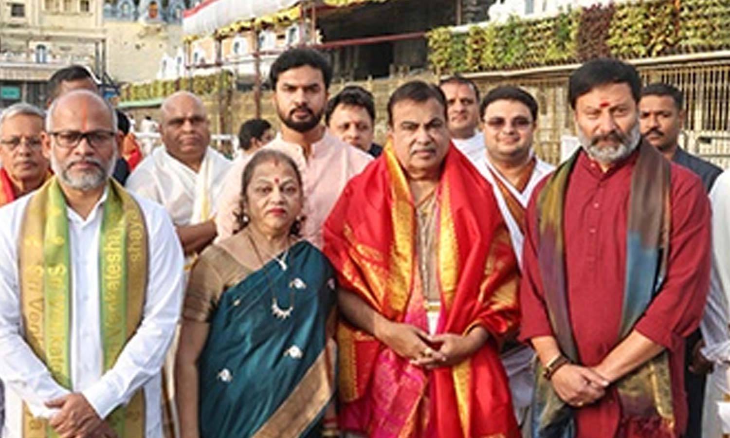 திருப்பதி ஏழுமலையான் கோவிலில் மத்திய மந்திரி நிதின் கட்கரி சாமி தரிசனம்