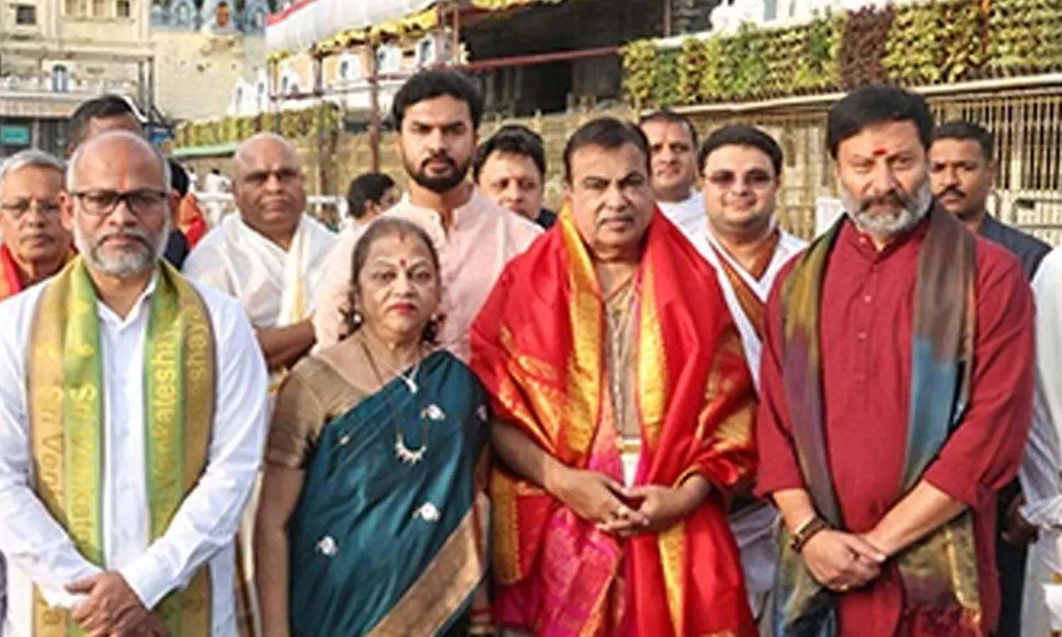 திருப்பதி ஏழுமலையான் கோவிலில் மத்திய மந்திரி நிதின் கட்கரி சாமி தரிசனம் திருப்பதி ஏழுமலையான் கோவிலில் மத்திய மந்திரி நிதின் கட்கரி சாமி தரிசனம்