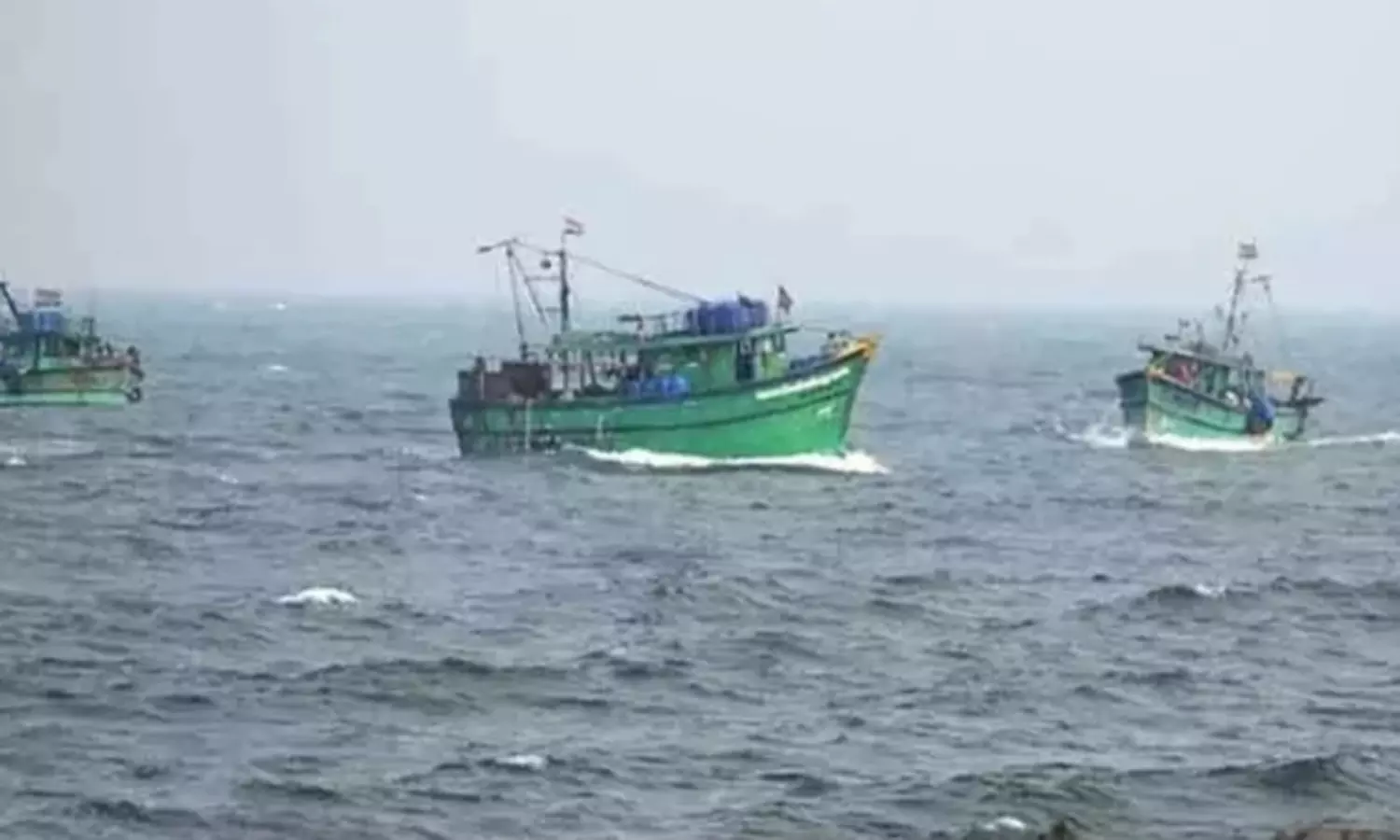 மீனவர்களை தாக்கி ரூ.5 லட்சம் மதிப்பிலான வலைகள் கொள்ளை- இலங்கை கடற்கொள்ளையர்கள் அட்டூழியம்