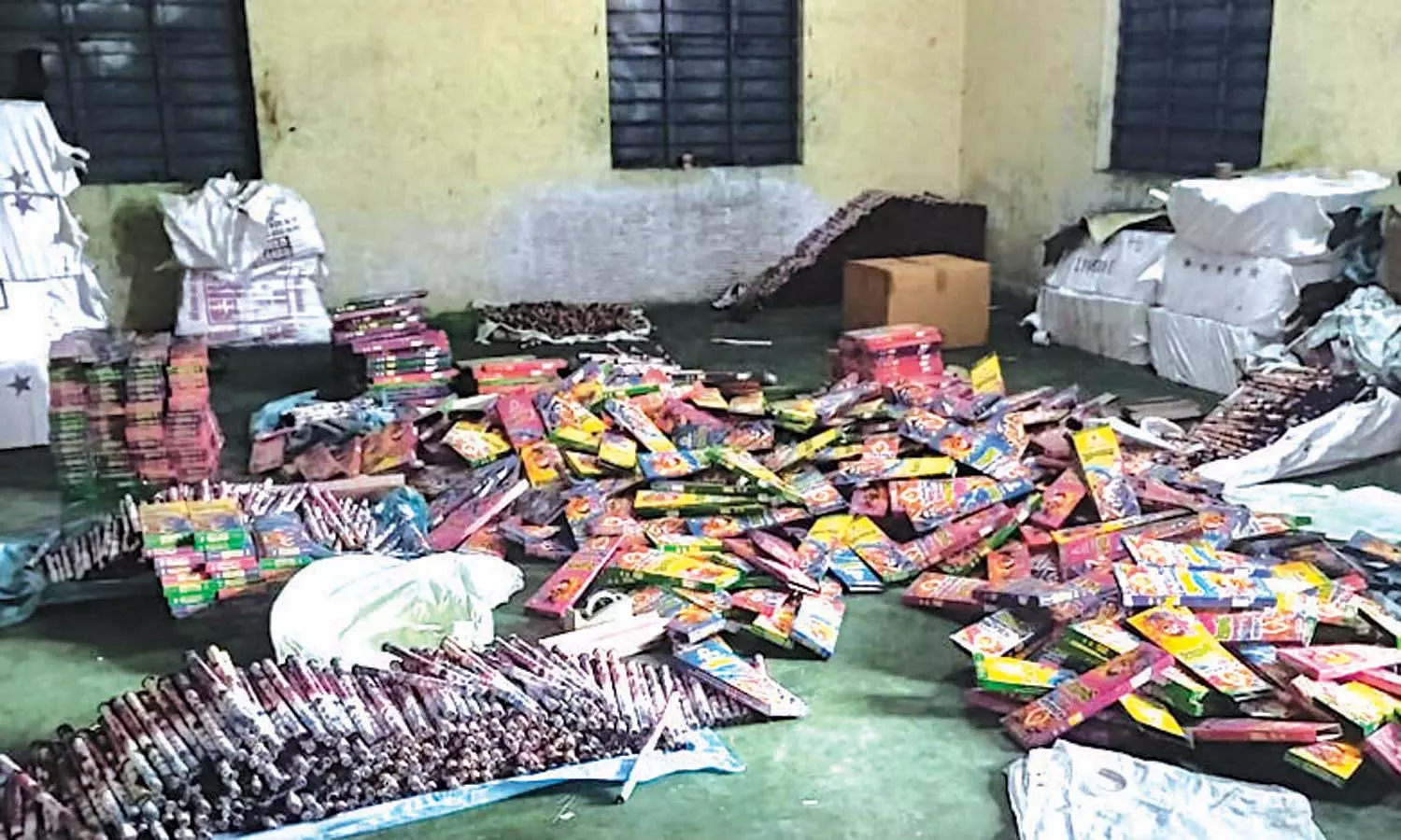 குடியிருப்பு பகுதியில் சட்டவிரோதமாக பட்டாசுகள் தயாரிப்பு: ரூ.5 லட்சம் பட்டாசு பறிமுதல்- 3 பேர் மீது வழக்கு குடியிருப்பு பகுதியில் சட்டவிரோதமாக பட்டாசுகள் தயாரிப்பு: ரூ.5 லட்சம் பட்டாசு பறிமுதல்- 3 பேர் மீது வழக்கு