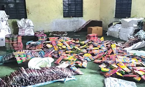 குடியிருப்பு பகுதியில் சட்டவிரோதமாக பட்டாசுகள் தயாரிப்பு: ரூ.5 லட்சம் பட்டாசு பறிமுதல்- 3 பேர் மீது வழக்கு