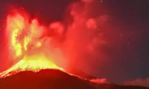 இந்தோனேசியாவில் அடுத்தடுத்து வெடித்து சிதறிய எரிமலை