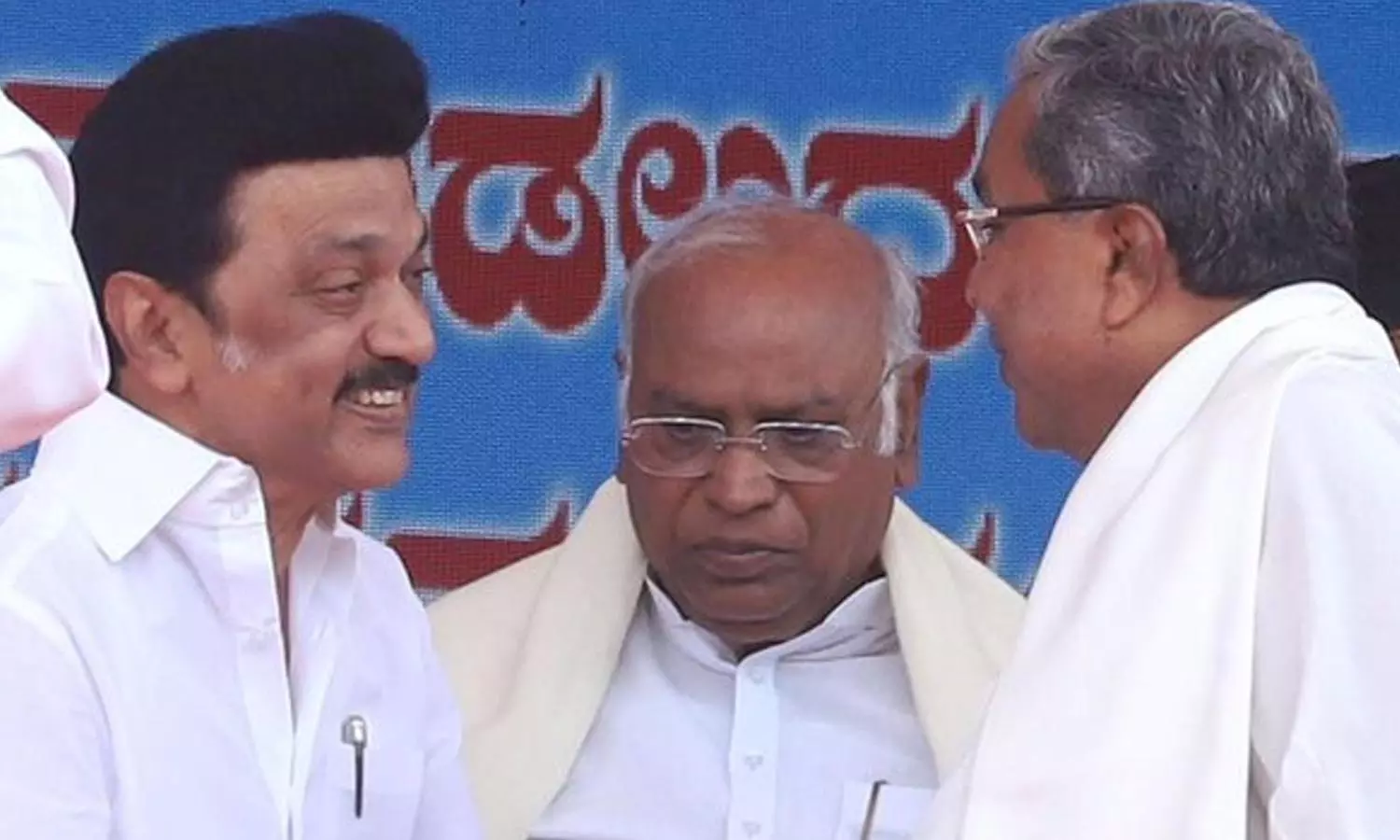 கர்நாடக முதல்-மந்திரி சித்தராமையாவுக்கு கன்னடத்தில் பிறந்தநாள் வாழ்த்து கூறிய மு.க.ஸ்டாலின் கர்நாடக முதல்-மந்திரி சித்தராமையாவுக்கு கன்னடத்தில் பிறந்தநாள் வாழ்த்து கூறிய மு.க.ஸ்டாலின்