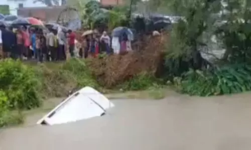 உத்தரபிரதேசத்தில் விபத்து- கால்வாயில் கார் பாய்ந்து 11 பேர் பலி