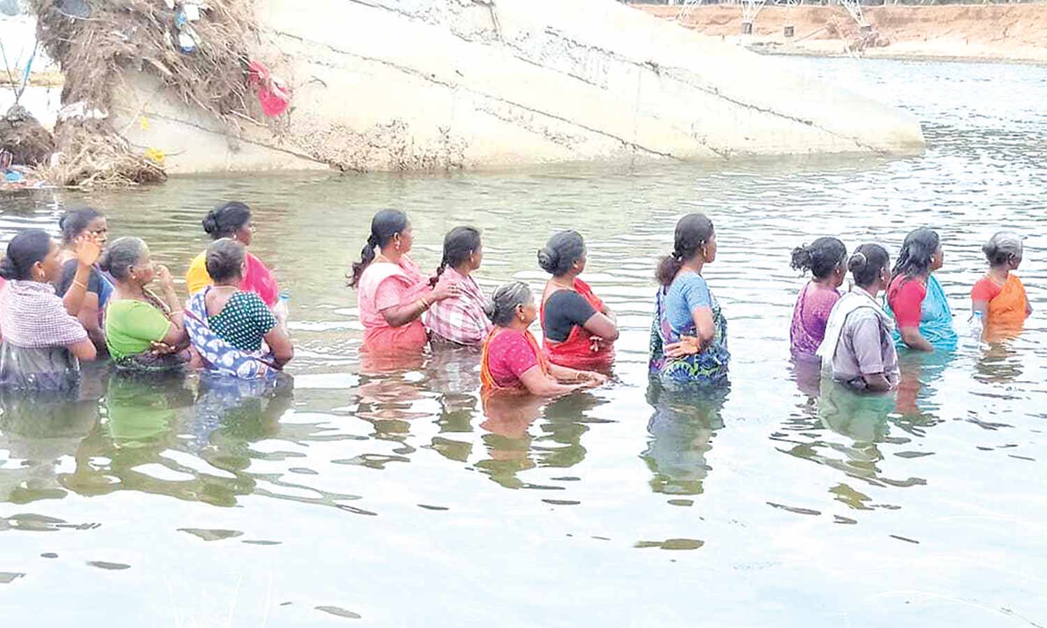 கொள்ளிடம் ஆற்றுக்குள் இறங்கி விவசாயிகள் போராட்டம்