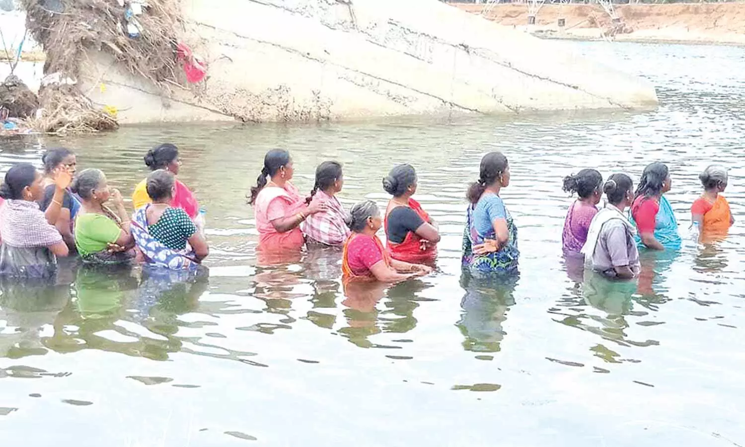 கொள்ளிடம் ஆற்றுக்குள் இறங்கி விவசாயிகள் போராட்டம்