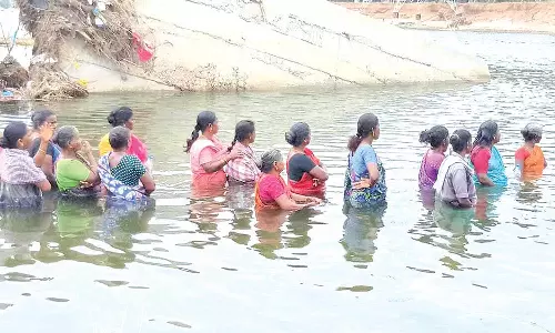 கொள்ளிடம் ஆற்றுக்குள் இறங்கி விவசாயிகள் போராட்டம்