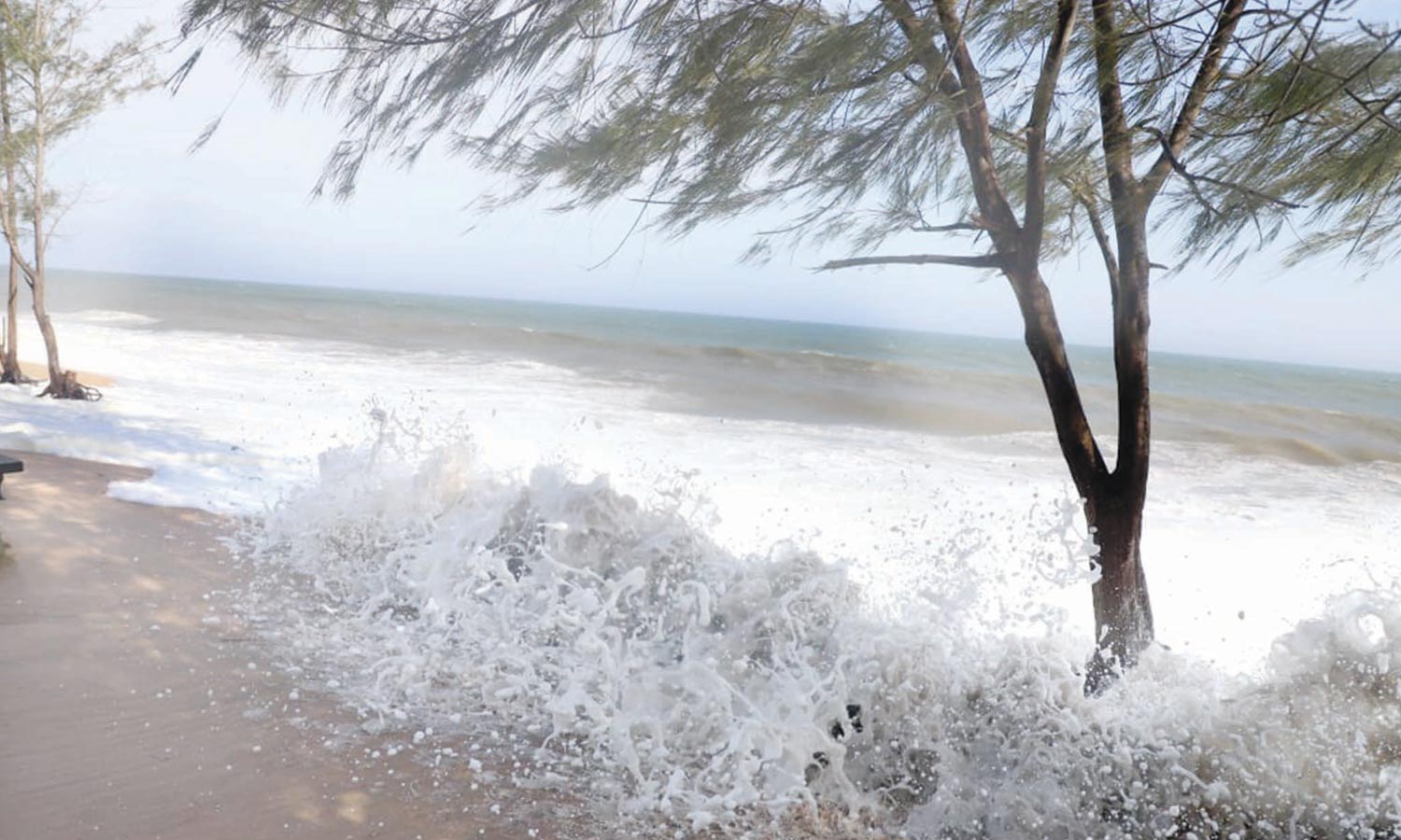 கடல் சீற்றம் நீடிப்பு: லெமூர் கடற்கரை பகுதிக்கு செல்ல 2-வது நாளாக சுற்றுலா பயணிகளுக்கு தடை