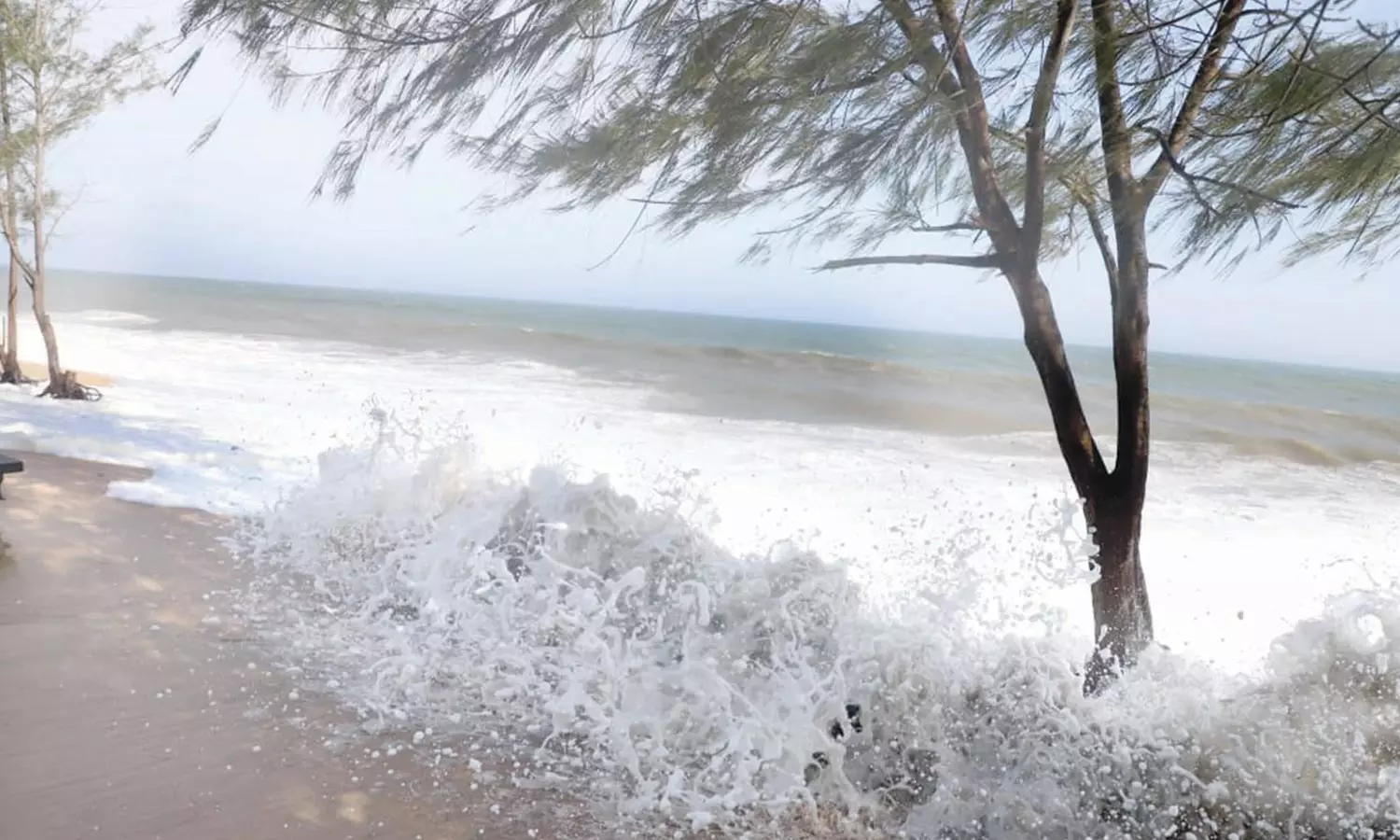 கடல் சீற்றம் நீடிப்பு: லெமூர் கடற்கரை பகுதிக்கு செல்ல 2-வது நாளாக சுற்றுலா பயணிகளுக்கு தடை கடல் சீற்றம் நீடிப்பு: லெமூர் கடற்கரை பகுதிக்கு செல்ல 2-வது நாளாக சுற்றுலா பயணிகளுக்கு தடை