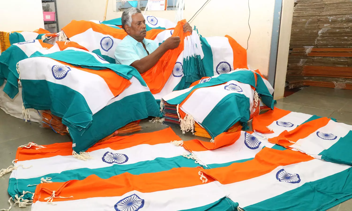 சுதந்திர தினத்தையொட்டி திருப்பூரில் தேசிய கொடிகள் தயாரிப்பு பணிகள் தீவிரம் சுதந்திர தினத்தையொட்டி திருப்பூரில் தேசிய கொடிகள் தயாரிப்பு பணிகள் தீவிரம்