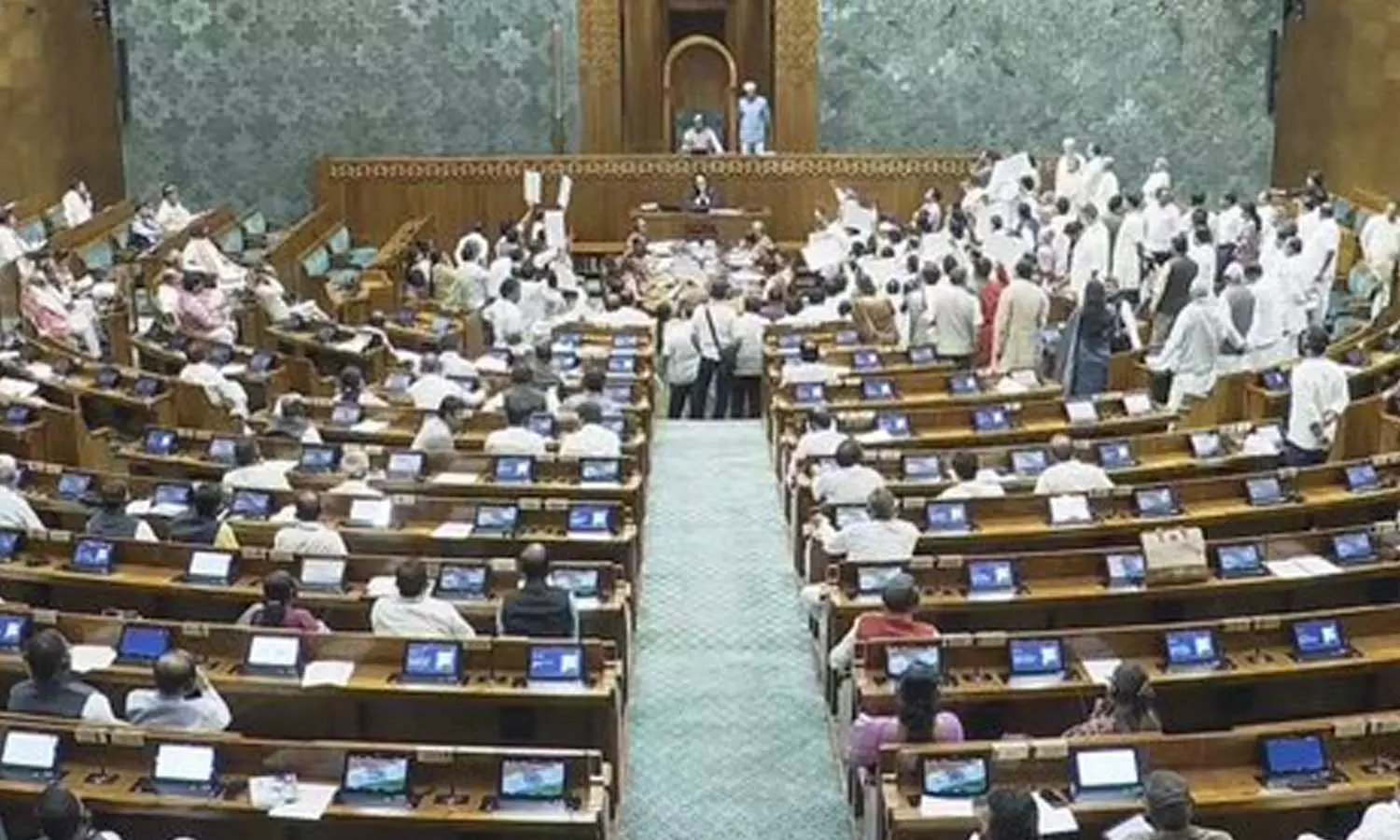 பீகார் வாக்காளர் பட்டியல் திருத்தம்: எதிர்க்கட்சிகளின் அமளியால் 2 மணி வரை மக்களவை ஒத்திவைப்பு பீகார் வாக்காளர் பட்டியல் திருத்தம்: எதிர்க்கட்சிகளின் அமளியால் 2 மணி வரை மக்களவை ஒத்திவைப்பு