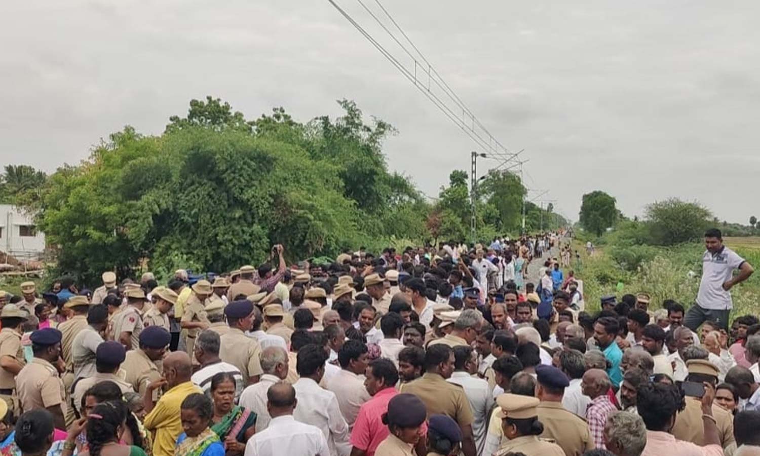 ரெயில்வே தண்டவாளத்தில் அமர்ந்து பொதுமக்கள் போராட்டம்- ஆள் இல்லாத ரெயில்வே கேட்டை மூட வலியுறுத்தல்