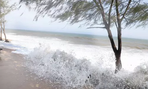 கடல் சீற்றம் நீடிப்பு: லெமூர் கடற்கரை பகுதிக்கு செல்ல 2-வது நாளாக சுற்றுலா பயணிகளுக்கு தடை