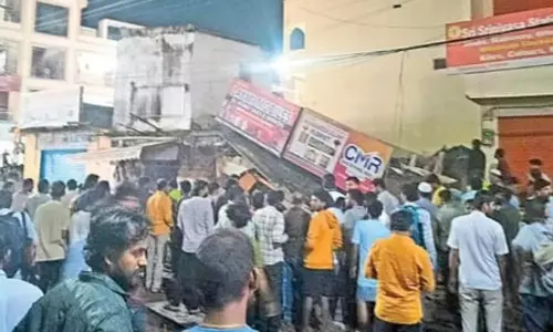 VIDEO: கியாஸ் சிலிண்டர் வெடித்து சிதறிய கட்டிடம்- சாலையில் நடந்து சென்றவர் பலி