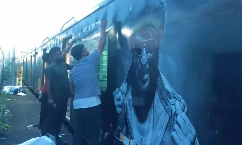 VIDEO: மும்பை ரெயில்களை ஆக்கிரமித்த கூலி படத்தின் ப்ரோமோஷன் போஸ்டர்ஸ்