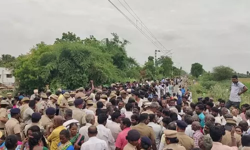 ரெயில்வே தண்டவாளத்தில் அமர்ந்து பொதுமக்கள் போராட்டம்- ஆள் இல்லாத ரெயில்வே கேட்டை மூட வலியுறுத்தல்