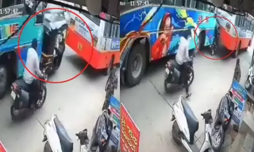 கர்நாடகாவில் 2 பேருந்துகளுக்கு இடையில் நசுங்கிய ஆட்டோ - பதறவைக்கும் வீடியோ