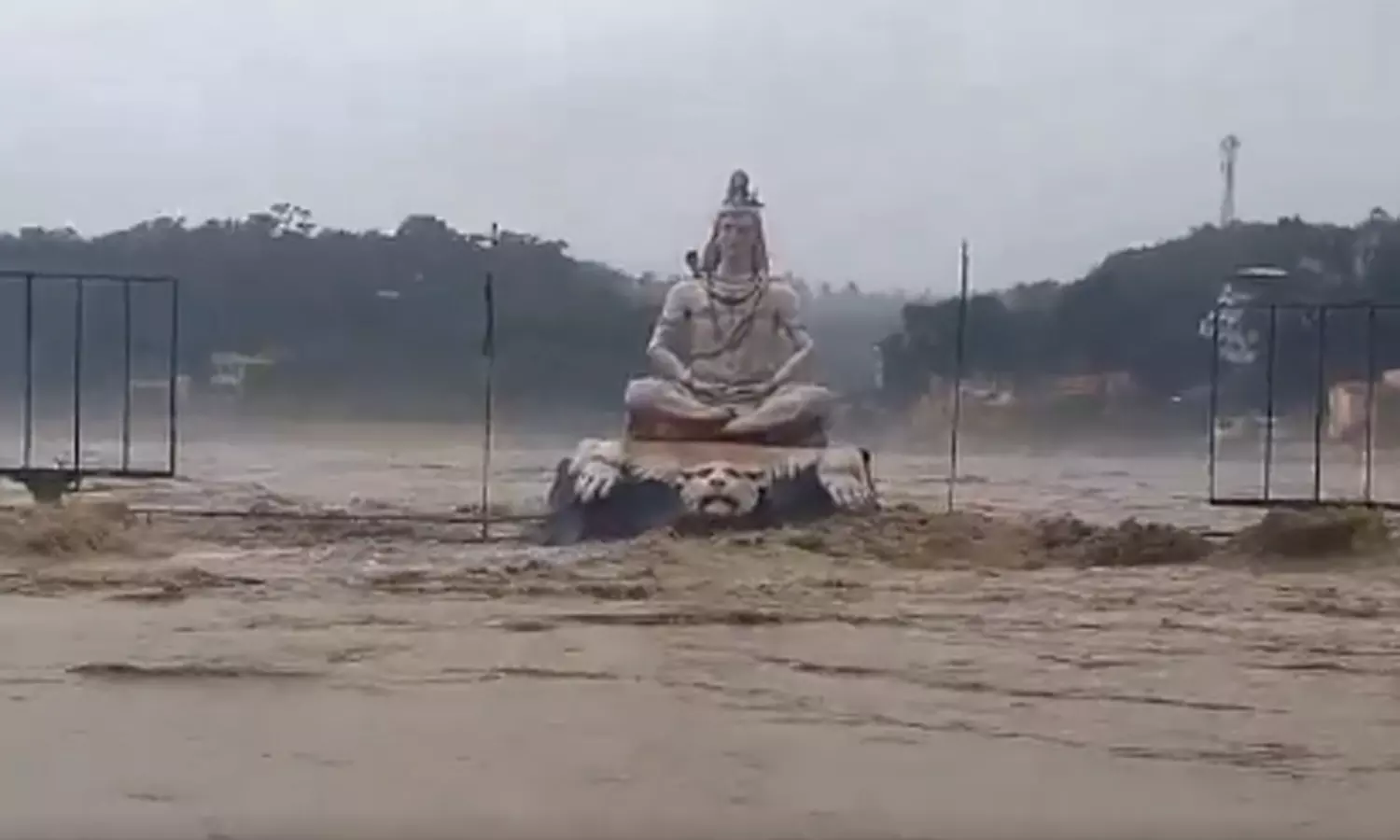 VIDEO: ரிஷிகேஷில் பிரமாண்ட சிவன் சிலையை சூழ்ந்து கொண்ட கங்கை நதி