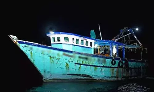 பாம்பன் மீனவர்கள் 10 பேர் உள்பட 14 பேரை சிறைப்பிடித்தது இலங்கை கடற்படை