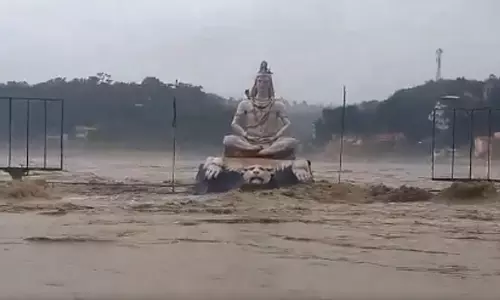 VIDEO: ரிஷிகேஷில் பிரமாண்ட சிவன் சிலையை சூழ்ந்து கொண்ட கங்கை நதி