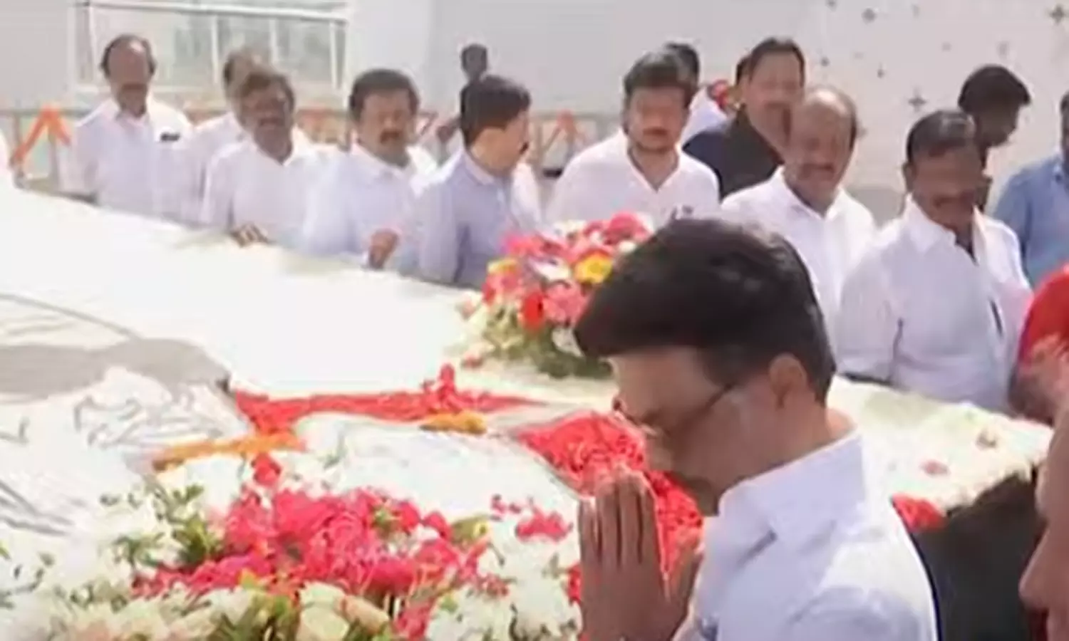 7-ம் ஆண்டு நினைவு நாள்- கலைஞர் நினைவிடத்தில் மு.க.ஸ்டாலின் மரியாதை