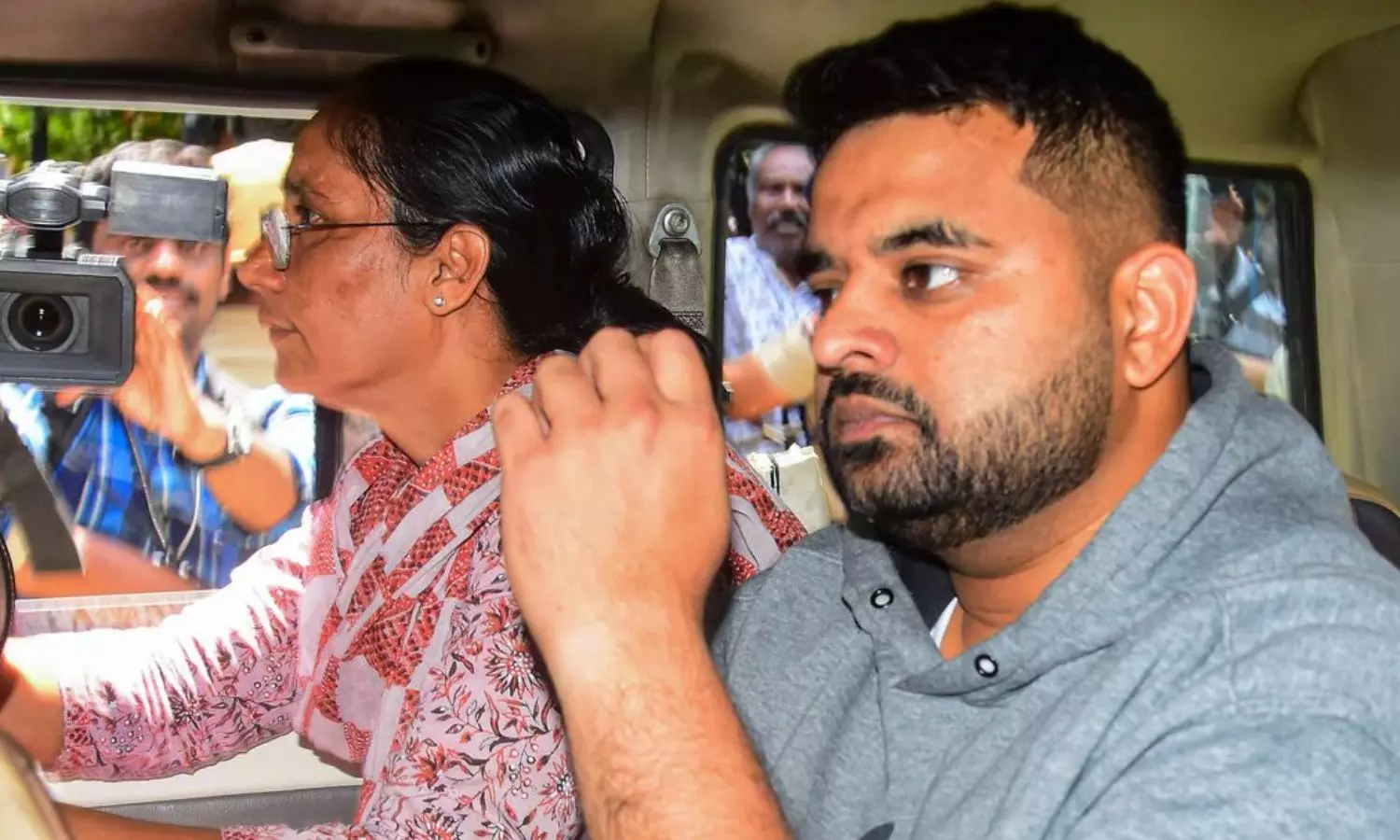 பண்ணைவீட்டில் மறைத்து வைத்த பழைய சேலை.. பிரஜ்வல் ரேவண்ணாவின் விதியை தீர்மானித்த ஆதாரம்! பண்ணைவீட்டில் மறைத்து வைத்த பழைய சேலை.. பிரஜ்வல் ரேவண்ணாவின் விதியை தீர்மானித்த ஆதாரம்!