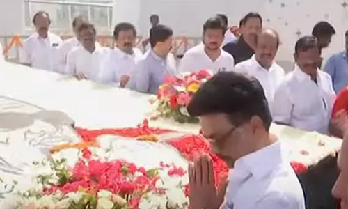 7-ம் ஆண்டு நினைவு நாள்- கலைஞர் நினைவிடத்தில் மு.க.ஸ்டாலின் மரியாதை