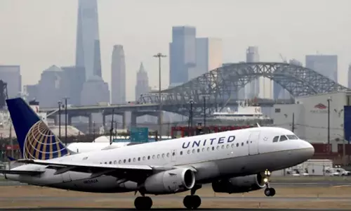 அமெரிக்கா முழுவதும் தற்காலிகமாக விமான சேவையை நிறுத்திய யுனைடெட் ஏர்லைன்ஸ்... காரணம் என்ன?